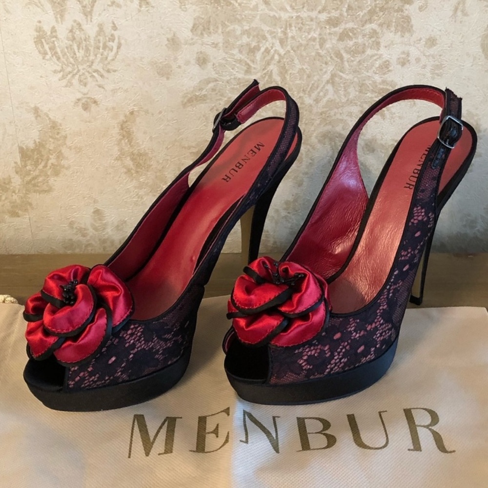 NWOT Menbur lace stilettos